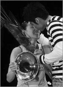 受伤吃瓜群众视频,惊险瞬间！受伤吃瓜群众视频引发网友热议