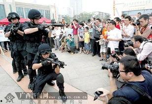 特警出警吃瓜群众搞笑,一场意外引发的欢乐盛宴